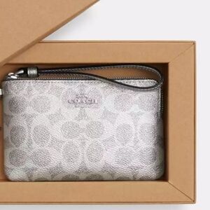 Boxed Corner Zip WristletIn Signature Canvas